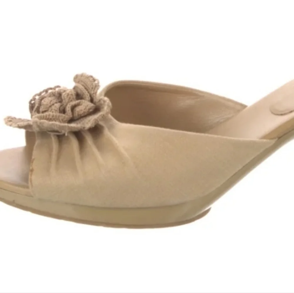 CHANEL SIZE 10 TAN EUC 2004 CRUISE COLLECTION - Picture 2 of 4